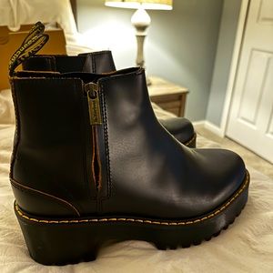 *Like New* Dr. Marten Rometty ii Women’s Chelsea Boot- size 8 Black.